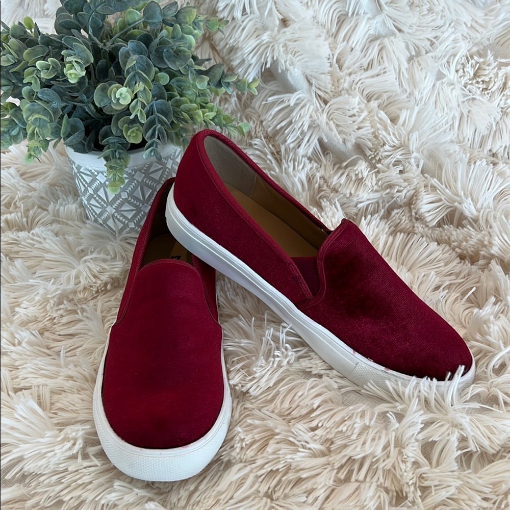 L NWOT Dirty Laundry Women's Velvet Slip-On Sneakers - Merlot color 7.5 M